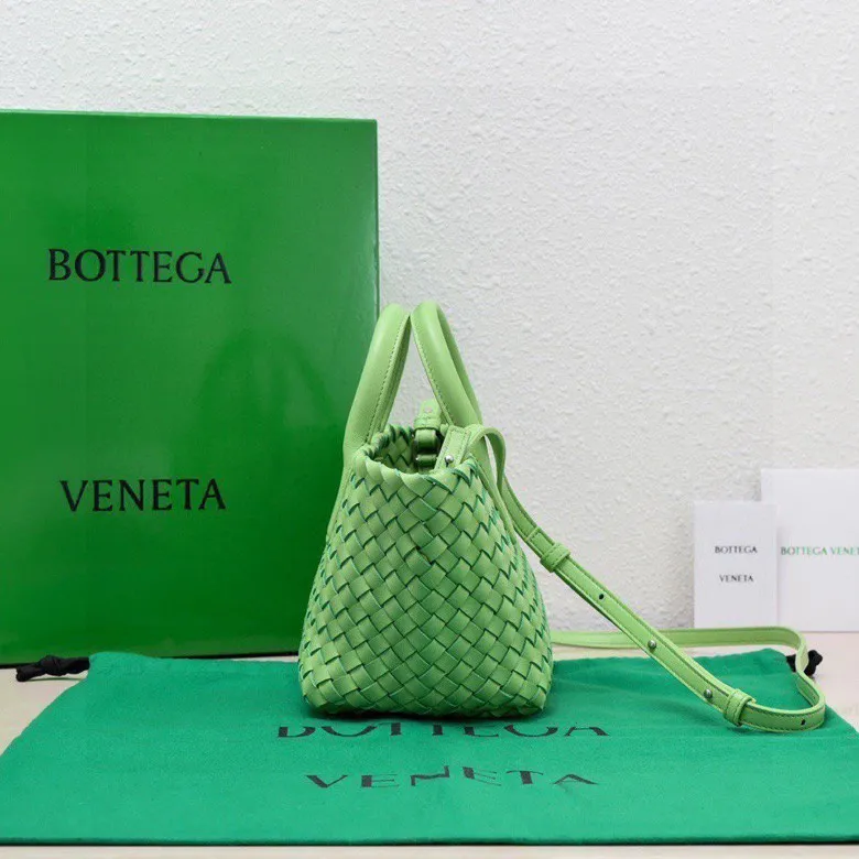 Batch 1560 Hello everyone, I have a new name, it’s called the Cabat woven Mini vegetable basket model ~ it can finally be carried on the shoulder. It is based on the original bag type and adds a shoulder strap and it is detachable! It's equivalent to spending one dollar to buy two bags. As the ace cutie of BV family, I really have no choice but to buy one! This bag of ours is really exactly the same as ZP. You can look big with a small amount of money~ Original sheepskin: size: 20*16*13cm, model: 5211#
